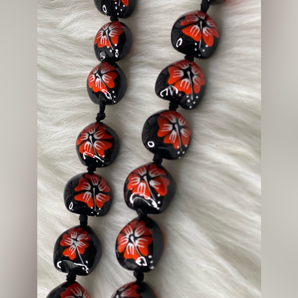 Hawaiian Style Kukui Nut Necklace Hand
Painted  Hibiscus Lei - Picture 4 of 5